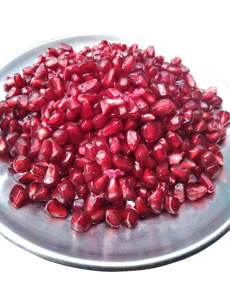 Beyaz arkaplanda izole edilmiş nar tohumları