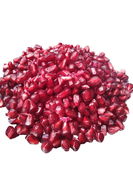 Beyaz arkaplanda izole edilmiş nar tohumları