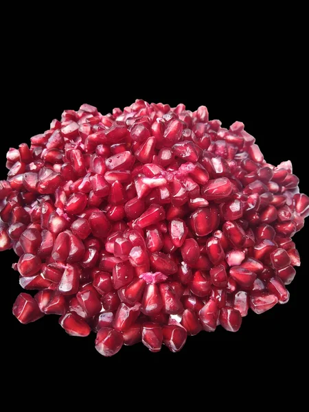 Siyah arkaplanda izole edilmiş nar tohumları