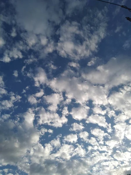 白い雲と美しい青空の背景 — ストック写真
