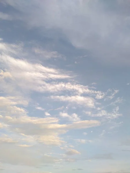 Beyaz bulutlu güzel mavi gökyüzü arkaplanı