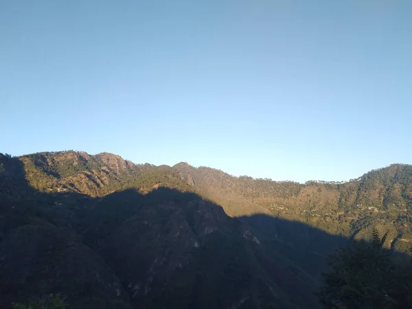 Montañas Cubiertas Árboles Cielo Con Nubes — Foto de Stock