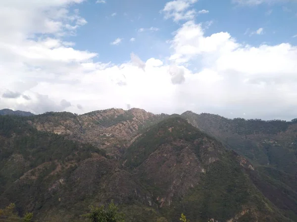 Mavi gökyüzü ve yüksek dağlı beyaz bulutlar