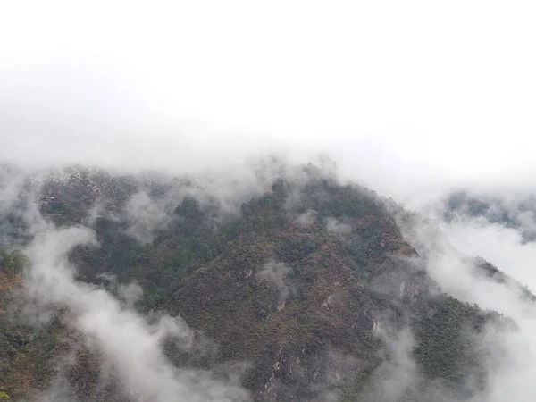 Hoher Berg Wolken Und Nebel — Stockfoto