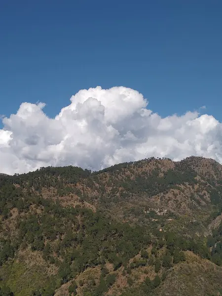 Mavi gökyüzü ve yüksek dağlı beyaz bulutlar