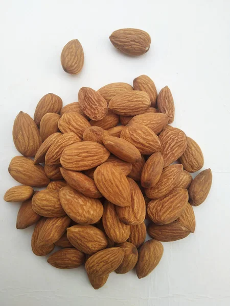 Beyaz Arkaplan görünümünde izole edilmiş badem fıstıkları