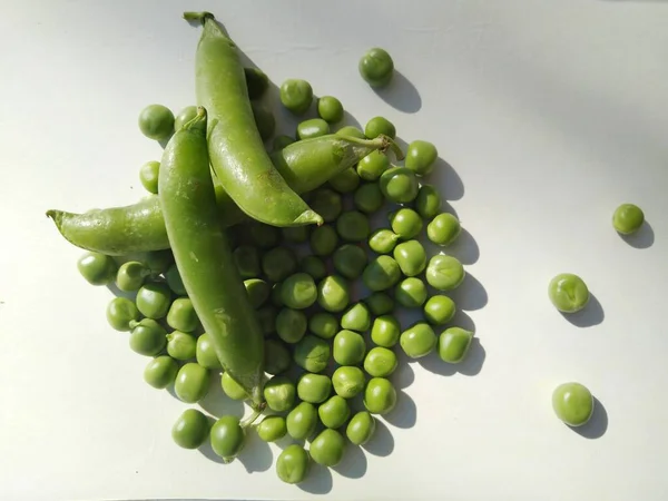 Bezelye kabuğu ve tohumlar beyaz bir arkaplanda izole