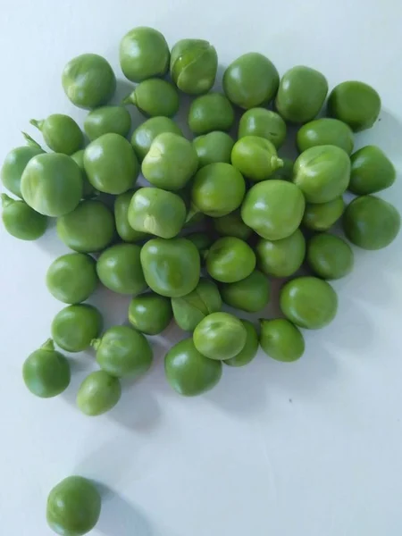 Beyaz arkaplanda izole edilmiş bezelye tohumları