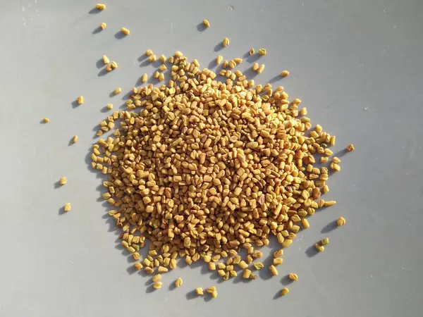 Beyaz arka planda izole edilmiş çemen otu tohumları