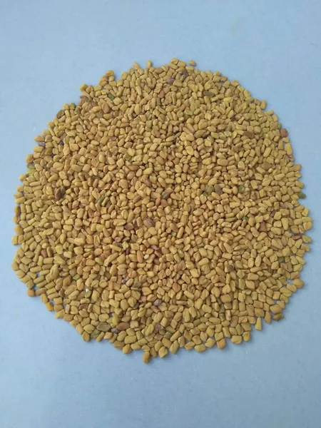 Beyaz arka planda izole edilmiş çemen otu tohumları