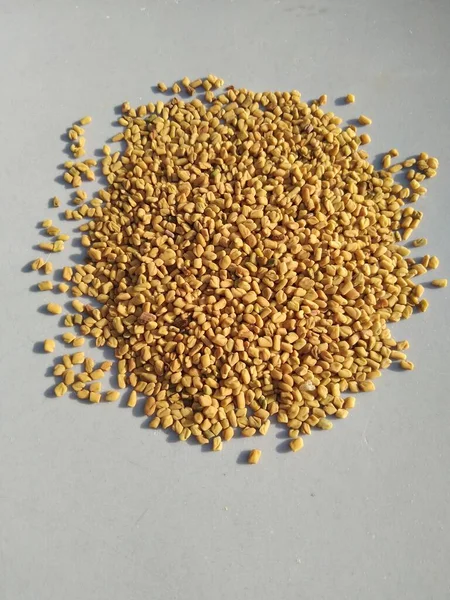 Beyaz arka planda izole edilmiş çemen otu tohumları