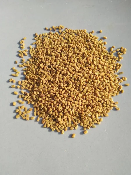 Beyaz arka planda izole edilmiş çemen otu tohumları