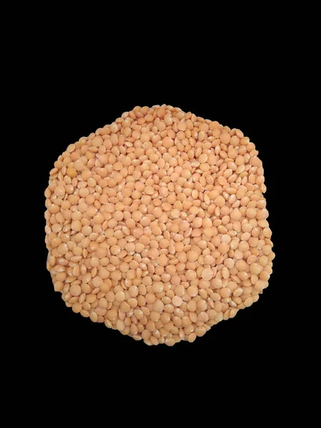 Masoor Dal veya mercimek siyah arkaplanda izole edildi