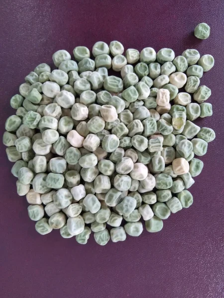 bir doku arka planında kuru bezelye tohumları