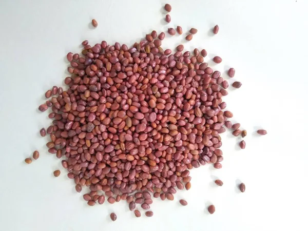 beyaz arkaplan görünümünde izole turp tohumları