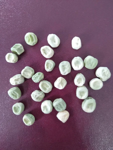 bir doku arka planında kuru bezelye tohumları