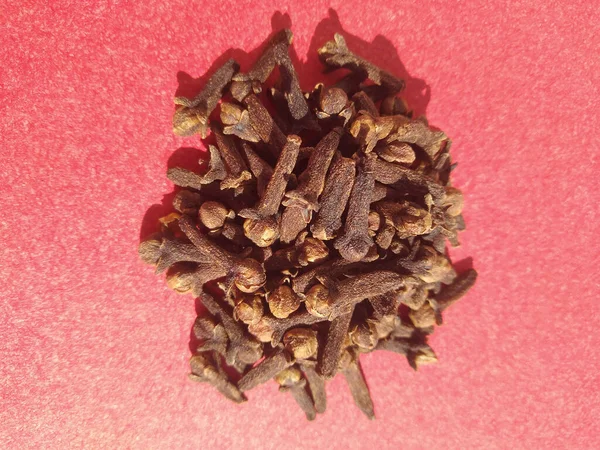 Baharat arkaplan görünümünde izole edilmiş karanfiller