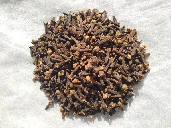 Beyaz arkaplan görünümünde izole baharat karanfilleri