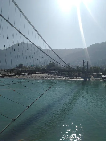 Nehir üzerindeki köprü. Doğanın güzel manzarası.