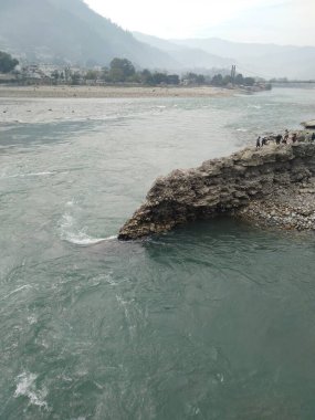 Güzel nehir manzarası ve büyük kayalar.