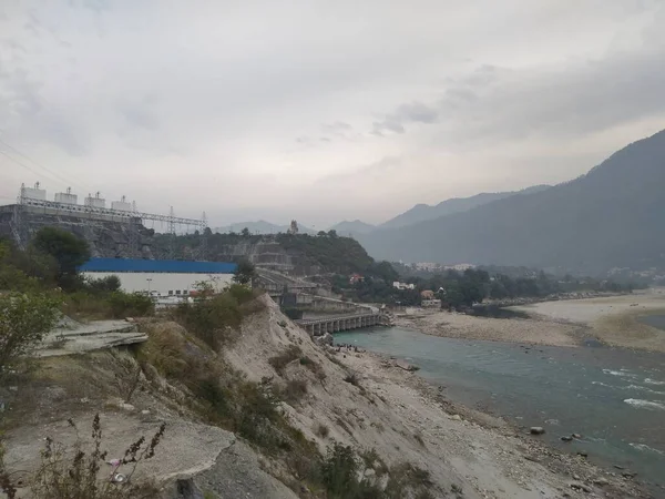 Asya 'nın baraj manzarası, büyük gölde yeşil su.