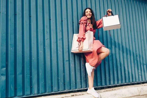 Foto Van Een Mooie Jonge Brunette Vrouw Witte Zomer Jurk Rechtenvrije Stockafbeeldingen