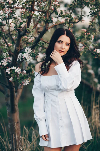 Güzel genç kadın beyaz bluz yakın çekim, yazlık parkın yeşil karşı.