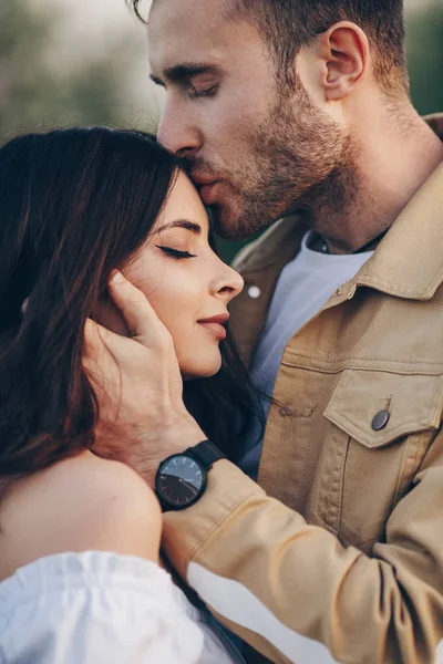 Turizm, seyahat, insan, eğlence ve gençlik konsepti - öpüşme, sarılma ve doğada eğlenmek sevgili çift.