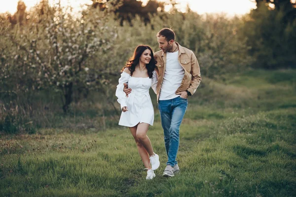 Genç bir adam ve kız gün batımında parkta yürüyorlar. Birbirine aşık ve mutlu bir çift..