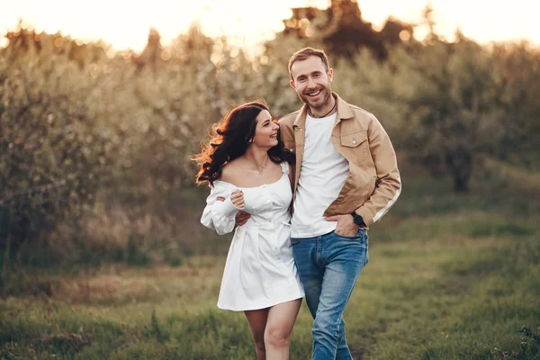 Turizm, seyahat, insan, eğlence ve gençlik konsepti - öpüşme, sarılma ve doğada eğlenmek sevgili çift.