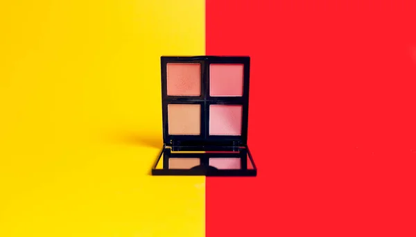 Açık ayna ile kozmetik toz. Kadınlar için makyaj. Metin yeri,