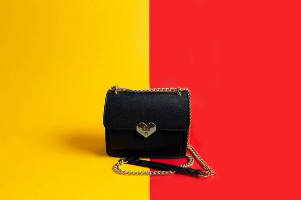 şık ve siyah bir çanta. Kadınlar için aksesuar.