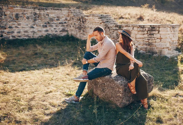 Elegante Pareja Caminando Aire Libre Césped Con Una Copa Vino — Foto de Stock