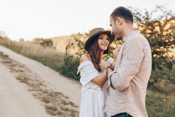 Elegante Coppia Che Cammina All Aperto Nel Prato Con Bicchiere — Foto Stock