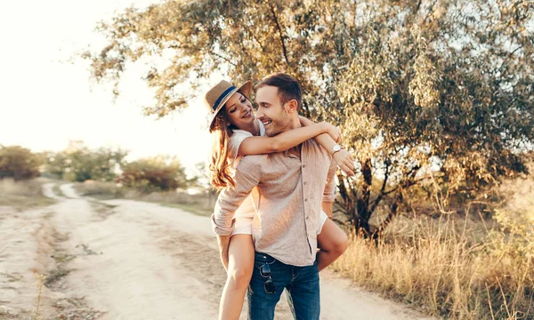 Elegante Pareja Caminando Aire Libre Césped Con Una Copa Vino — Foto de Stock