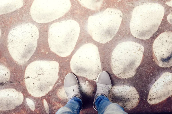 ayak üst katta sanatsal bir arka planda