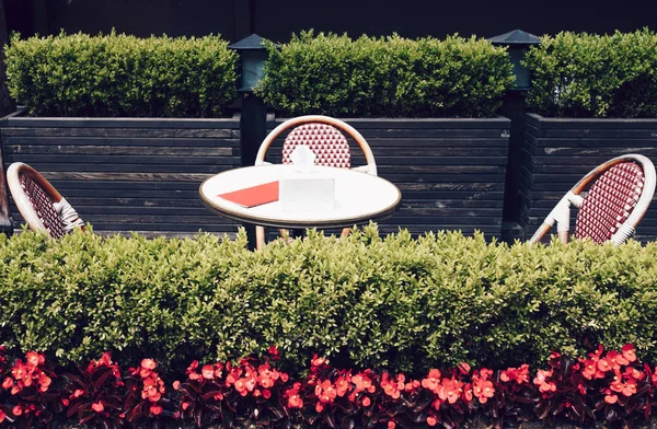 bir kafede Teras, koltuklu bir masa