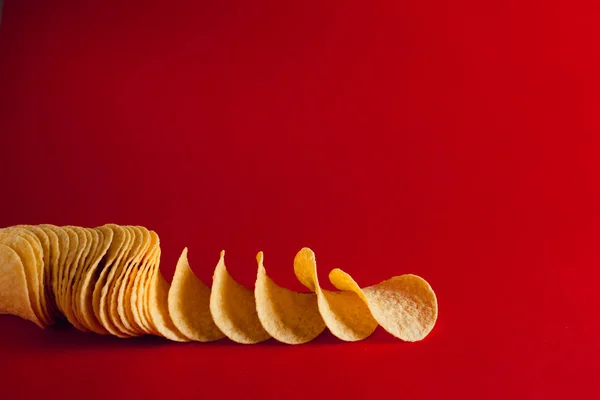 Deliciosas Batatas Fritas Isoladas Fundo Vermelho — Fotografia de Stock