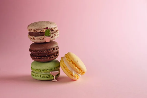 Surtido Macarrones Coloridos Que Caen Galletas Sobre Fondo Rosa — Foto de Stock