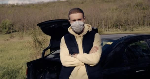 Europejczyk noszący maskę ochronną, by zapobiec zakażeniu koronawirusem. — Wideo stockowe