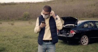 İnsanlığın Covid-19 salgınını yendiğine sevinen bir adam..