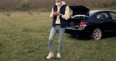 Koruyucu maske takan kısa sakallı bir gencin portresi..