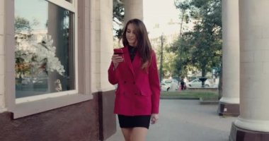 Modern Smartphone 'unu kullanarak Güzel Kadın uyanıyor..