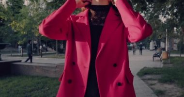 Açık havada gülümseyen profesyonel bir iş kadınının yakın portresi