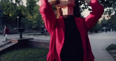 Açık havada gülümseyen profesyonel bir iş kadınının yakın portresi