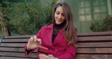 Çekici genç bir kadın görüntülü konuşma yapıyor.