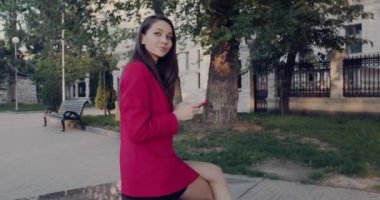 Açık havada gülümseyen profesyonel bir iş kadınının yakın portresi