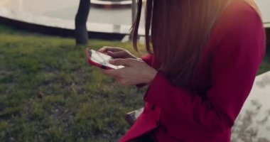 Avrupalı Kadın Cep Telefonu ile İstasyonda Duruyor
