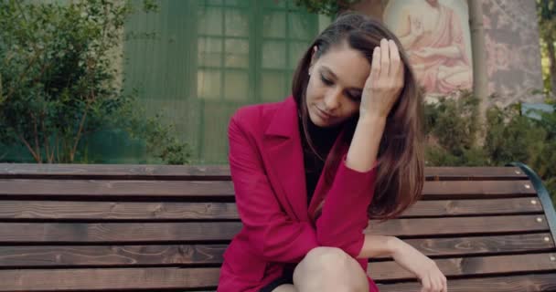 Frau sitzt auf dem Stuhl im Park. Depression, Traurigkeit, Problemkonzept. — Stockvideo