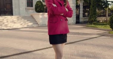 Genç bayan doğrudan kameraya bakıyor..